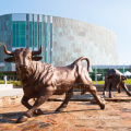 Outdoor life size casting copper bronze animal sculpture antique brass running bull statue